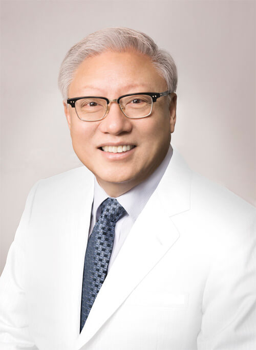 Dr. Tae-Hyung Han, Medical Director, with a patient